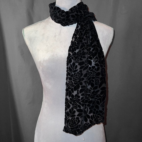 Vintage Black Velvet Rose Scarf - Picture 1 of 10